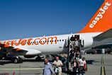 Lietadlo Easyjet muselo nudzovo pristat pasazier sa snazil dostat do kokpitu