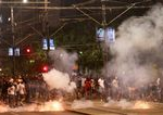 Srbska policia pocas protestov zadrzala stovky ludi