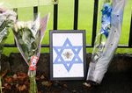 Britska policia pripustila ze jedna z obeti utoku na synagogu mohla zomriet po neumyselnom zasahu policajnou gulkou