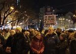 Opozicia zvolala protest pred Narodnou radou ziada hlavu Pavla Gaspara Ludia kricali Hanba a dost bolo Fica
