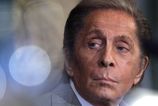 Svet mody prisiel o jednu zo svojich najvacsich ikon vo veku 93 rokov zomrel kral cervenho koberca Valentino Garavani