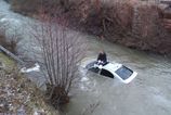 V Cesku zachranovali vodica ktory havaroval s autom v rieke
