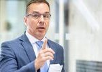 Erik Tomas sa cynicky chvali absuridnym uspechom Vlade chyba zakladna empatia nazor Veroniky Srobovej