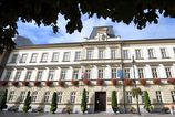 Ustavny sud pozastavil staznosti v tendri na zachrannu sluzbu z roku 2019 a odkazal na spravne sudy