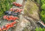 Zasah v narocnom terene tazka technika odstranuje rusen po zrazke rychlikov z minuleho roka fotoreport