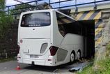Autobus s turistami v Cesku sa zasekol pod mostom