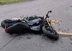 Policia zasahuje pri vaznej dopravnej nehode v Trstenej sa zrazilo auto s motocyklom hlavny tah je ciastocne uzavrety