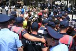 Albansko zasiaholy protesty proti hotelu spojovanemu s rodinou Trumpovcov Policia zadrzala viacerych demonstrujucich