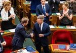Orbnov system dostava najtvrdsii uder Magyar presadil zmenu ustavy a odvolava prezidenta