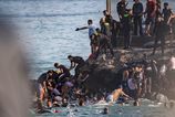 Eurpsky ostrov v Afrike prekroilo tisce migrantov Viacer zomreli panielsko nasadzuje pecilne sily
