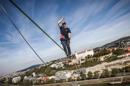 Adrenalínová dávka v Bratislave: Estónsky majster sveta útočí na nový rekord v slackline