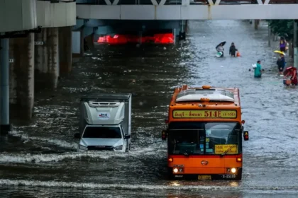 Bangkok čelí nebývalým záplavám. V 50 obvodoch je stav núdze, voda siaha po pás.