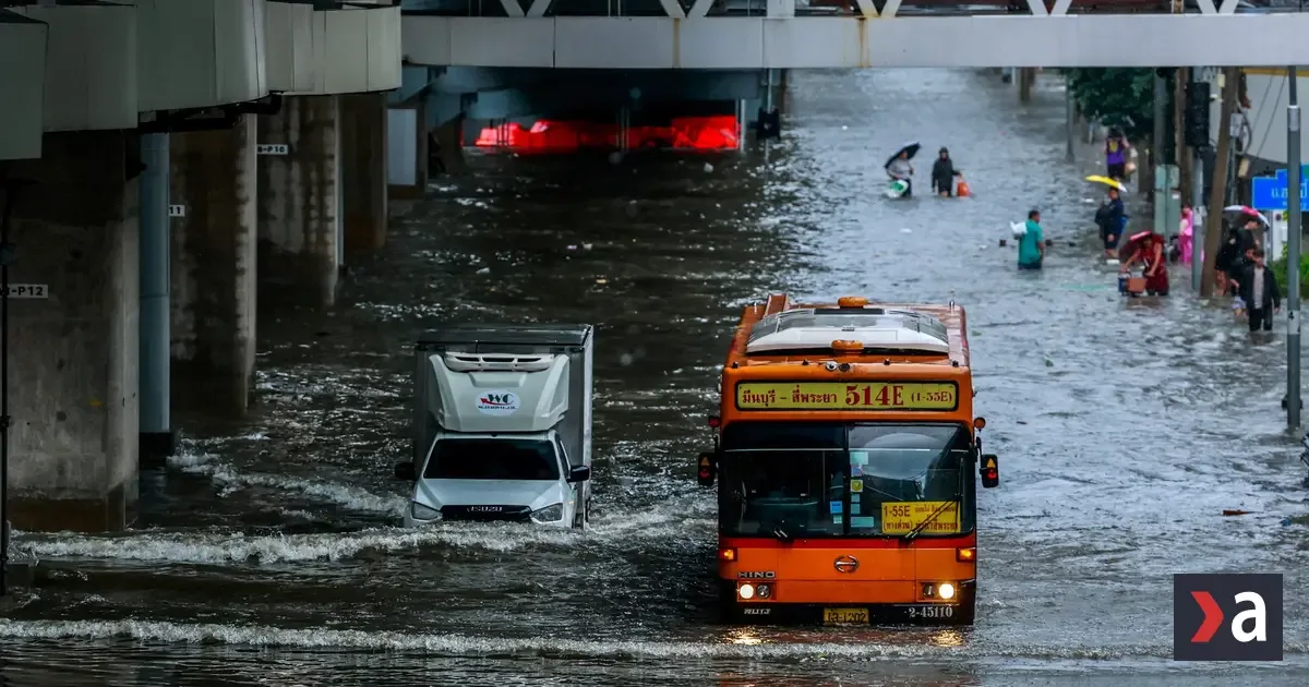 Bangkok čelí nebývalým záplavám. V 50 obvodoch je stav núdze, voda siaha po pás.