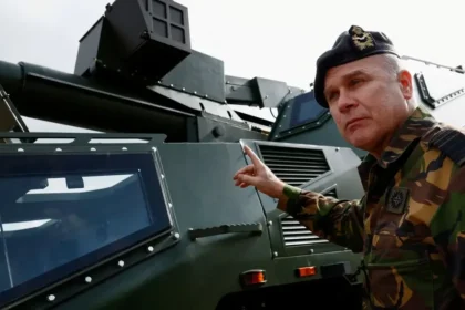 Belgický minister varuje pred hybridnými útokmi, zbrojenie zaostáva za hrozbami