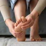 Bolesti chrbta či kolien? Na vine môžu byť zanedbané chodidlá, radia test