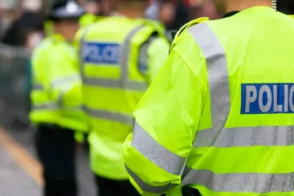 Britská polícia zadržala päť mužov pre podozrenie z prípravy terorizmu