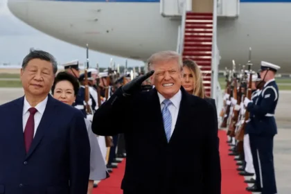 Čína stráca dych, USA navrch. Za úsmevmi zostáva boj o AI, Taiwan aj Irán