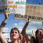 Desaťtisíce Nemcov protestujú proti AfD, žiadajú jej zákaz