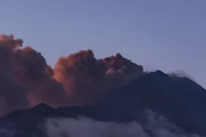 Etna skomplikovala dopravu: Letisko v Catanii zostáva zatvorené