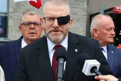 Europarlament zbavil imunity poľského poslanca Brauna za výroky o holokauste