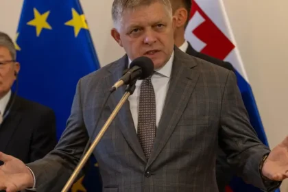 Fico opäť všetkých „odrovnal“. Rysuje sa jediná osobnosť, ktorá „odrovná“ jeho