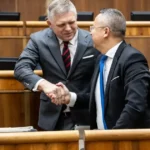Ficov sľub zrušiť transakčnú daň sa nepodarilo naplniť, daň naďalej platí