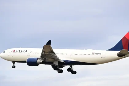 Lietadlo Delta Air Lines núdzovo pristálo v Portugalsku, v kabíne sa objavil dym