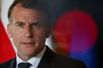 Macron poprel varovanie CIA pred ruskými dronmi