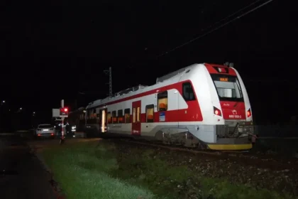 Muža zachytil vlak na priecestí, zomrel na mieste
