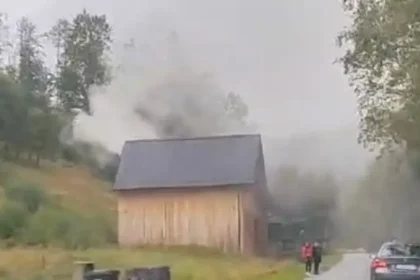 Na Kysuciach horí chata pri lyžiarskom stredisku, hasiči obmedzili premávku