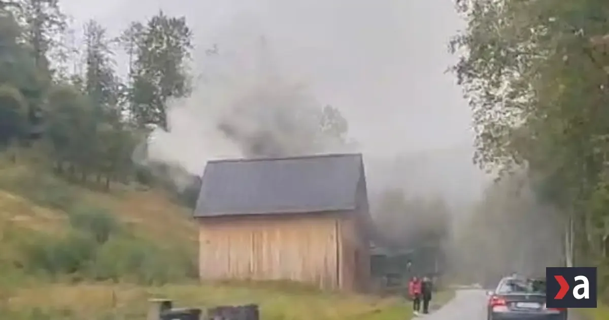 Na Kysuciach horí chata pri lyžiarskom stredisku, hasiči obmedzili premávku