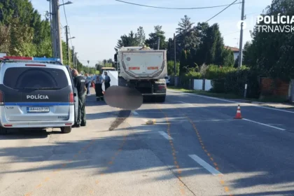 Nákladné auto zrazilo 72-ročnú chodkyňu pri vchádzaní na cestu, zraneniam podľahla