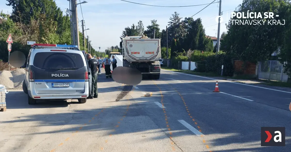 Nákladné auto zrazilo 72-ročnú chodkyňu pri vchádzaní na cestu, zraneniam podľahla