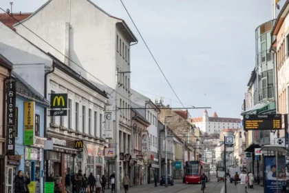 Nedeľný protest obmedzí centrum Bratislavy, polícia varuje pred zápchami
