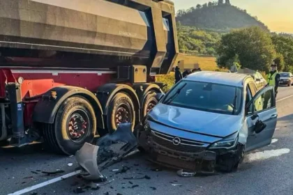 Nehoda pri Slanci: zrážka áut s kamiónom si vyžiadala úplné uzavretie cesty