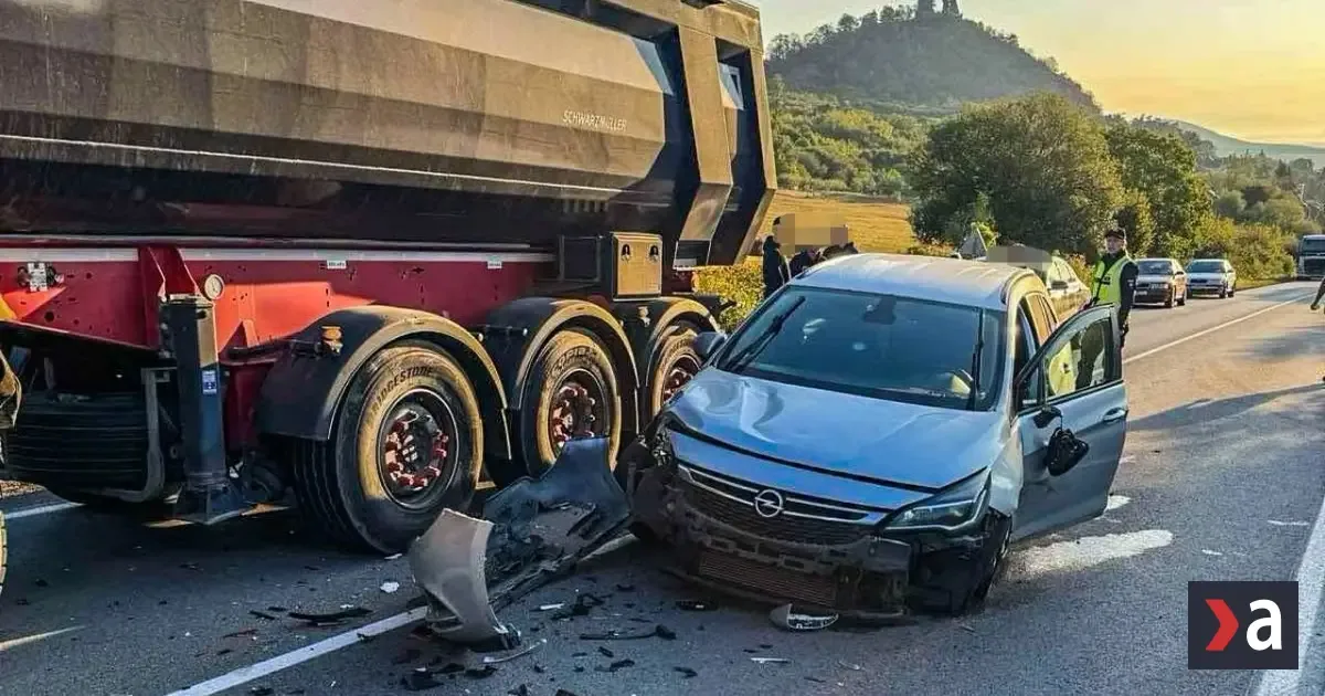 Nehoda pri Slanci: zrážka áut s kamiónom si vyžiadala úplné uzavretie cesty
