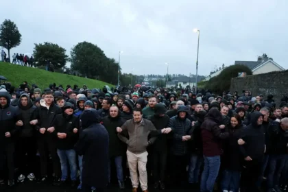 Obavy zo starých konfliktov v Severnom Írsku: pochod oranžistov zablokovali tisíce ľudí