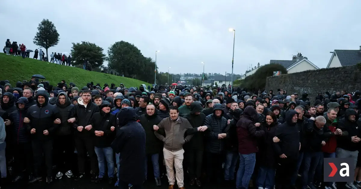 Obavy zo starých konfliktov v Severnom Írsku: pochod oranžistov zablokovali tisíce ľudí