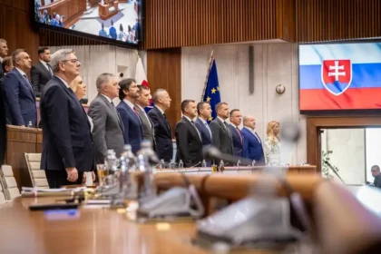 Parlament pokračuje v rokovaní, Vallo, Droba a lídri opozície s vyhlásením