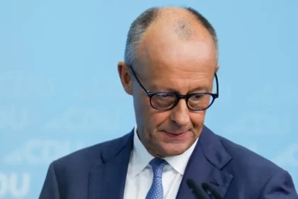 Po neúspechu v voľbách líder CDU neodstupuje, stranu čakajú náročné reformy