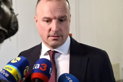 Poradca premiéra Davida Lindtnera má začiatkom novembra predstúpiť pred odvolací súd.