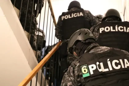 Rozsiahla policajná razia pre podozrenie z investičného podvodu: zadržali už 10 ľudí
