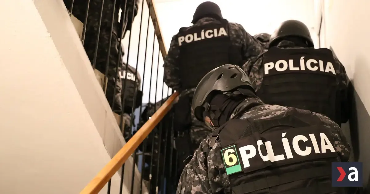 Rozsiahla policajná razia pre podozrenie z investičného podvodu: zadržali už 10 ľudí