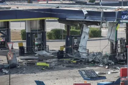 Ruské drony zasiahli čerpaciu stanicu v Kyjeve, dvaja mŕtvi a viacerí zranení