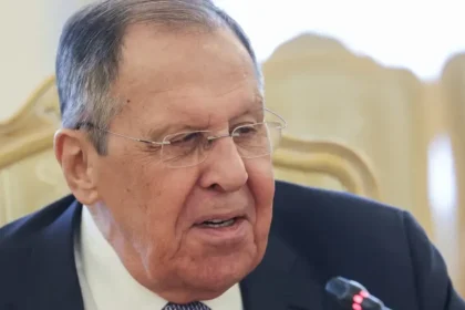 Rusko vojnu na Ukrajine nepozastaví, vyhlásil šéf ruskej diplomacie Sergej Lavrov