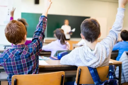 Školám chýbajú pedagogickí asistenti, ministerstvo plánuje navýšiť ich počty