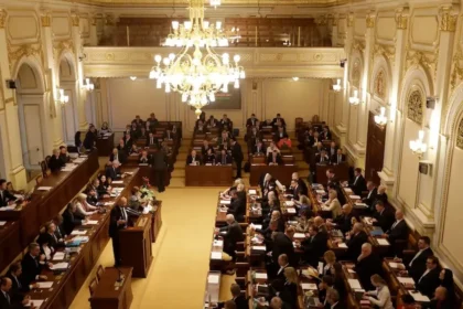 Slovenský parlament čaká napäté hlasovanie, poslanci chystajú kritiku aj podporu Babišovi