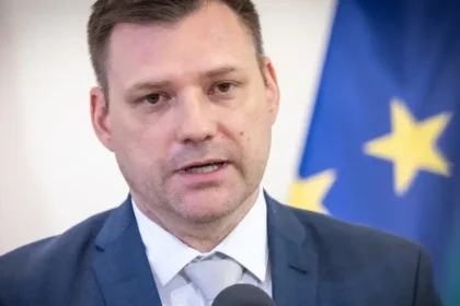 SNS žiada okamžité vymenovanie Filipa Kuffu za ministra po odchode Tomáša Tarabu