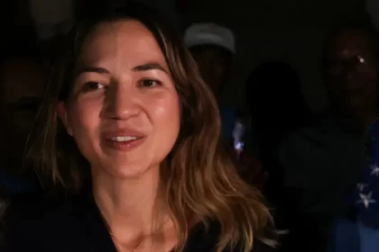 Spolupracovníčka Machadovej sa po viac ako roku v exile vrátila do Venezuely