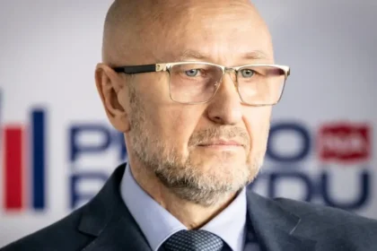Štátnu funkciu mal za Borisa Kollára, dnes kandiduje za Zoroslava Kollára